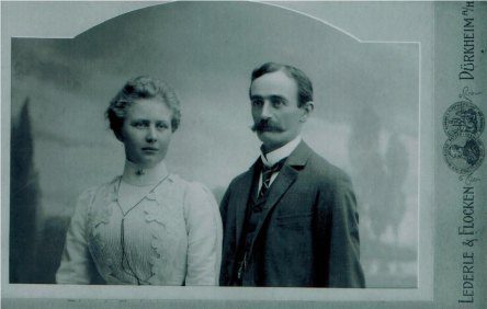 Elisabeth und Friedrich Trump, die Grosseldre vum Donald Trump. Sie sinn naach America gezogge im Yaahr 1902.